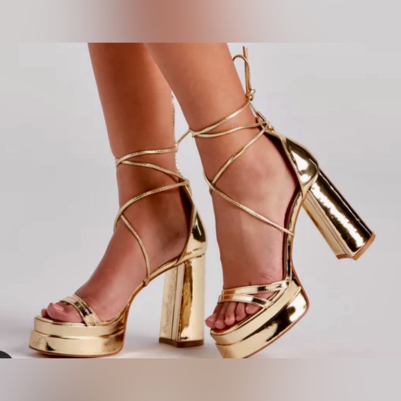 NEW!!!WINDSOR STORE! Star Of The Show Platform Block
Heels Gold sold out! - Picture 4 of 5